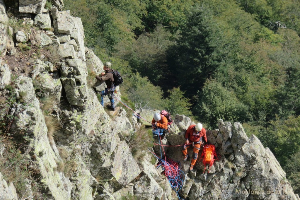 En otra cresta de la pared norte de Les Agudes, vemos un grupo de escaladores